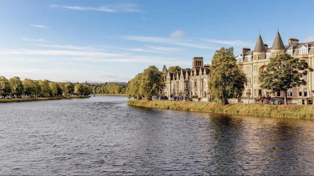 Panoramablick auf den Fluss Ness mit historischen Gebäuden entlang des Ufers. Inverness, Schottland, Vereinigtes Königreich.