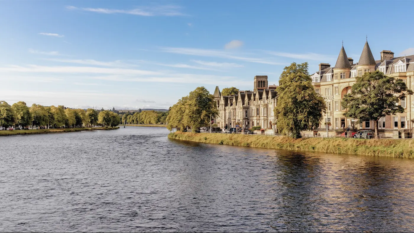 Inverness, Schottland, Vereinigtes Königreich Panoramablick auf den Fluss Ness mit historischen Gebäuden entlang des Ufers. Inverness, Schottland, Vereinigtes Königreich.