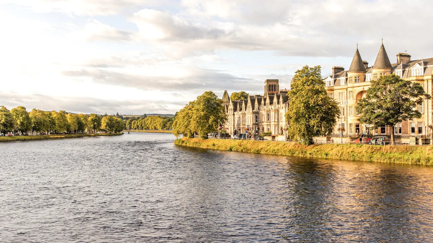 Inverness, Schottland, Vereinigtes Königreich Panoramablick auf den Fluss Ness mit historischen Gebäuden entlang des Ufers. Inverness, Schottland, Vereinigtes Königreich.