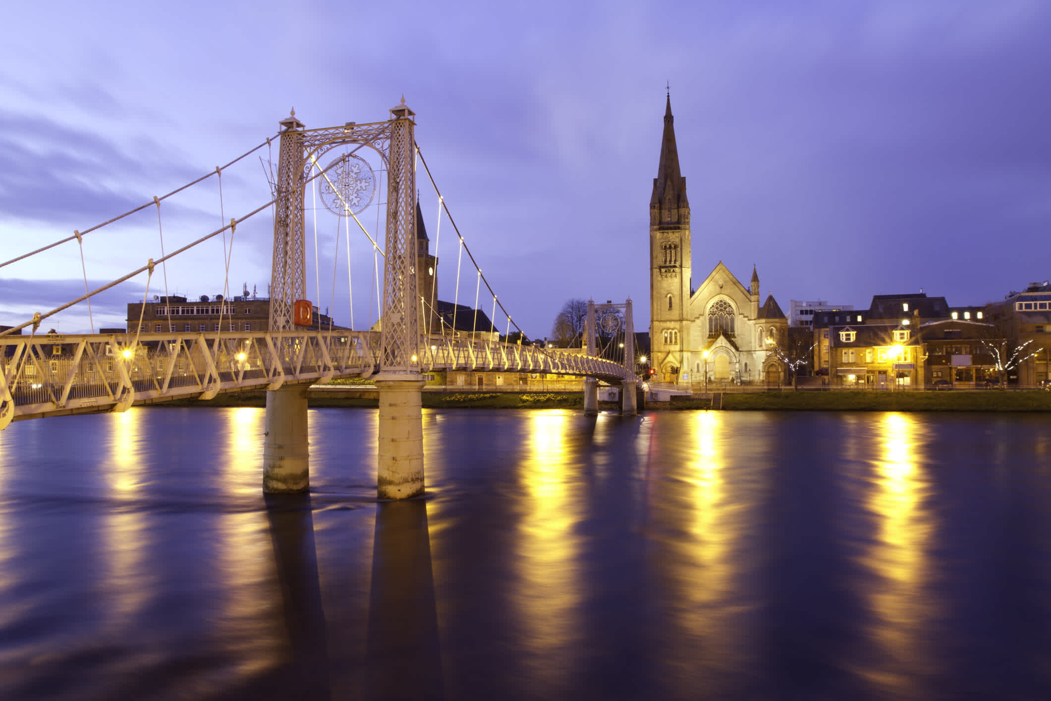 Vue de nuit du pont avec la cathédrale en arrière-plan, à Inverness, en Écosse