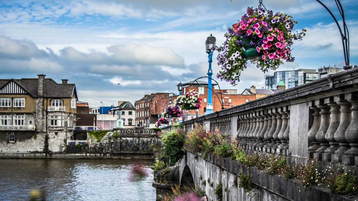 Vue d'un pont fleuri et d'anciennes maisons géorgiennes à Limerick, en Irlande