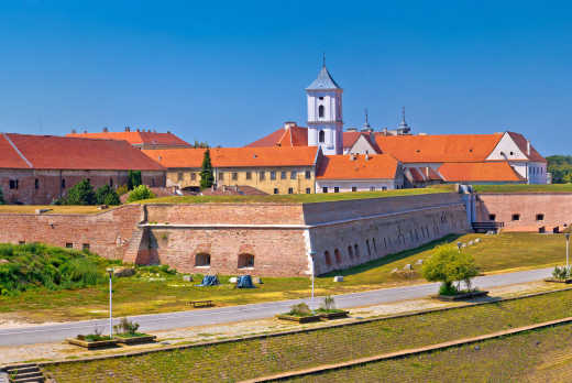 Panoramablick von Tvrdja Altstadtmauern und Drava Flussweg in Osijek, Kroatien


