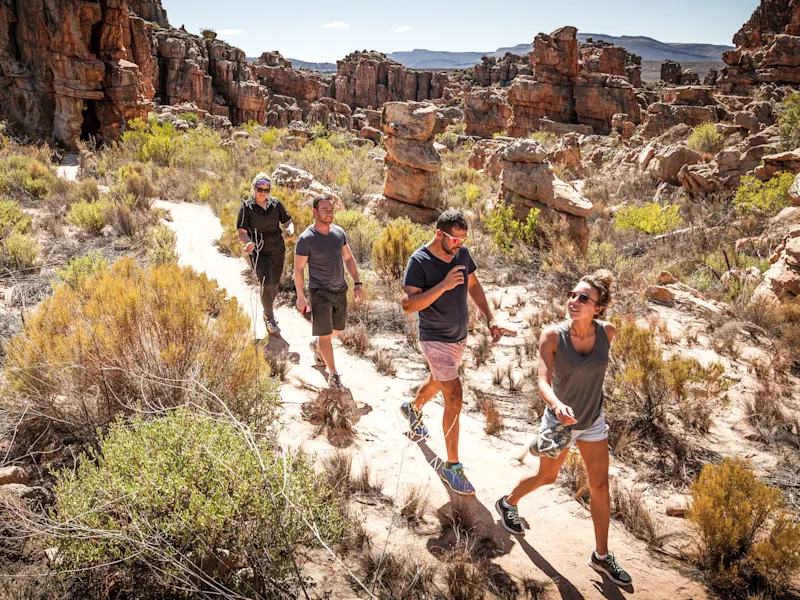 Afrique du Sud, Western Cape, Cederberg Mountains Groupe de randonneurs sur un sentier rocheux au cœur de la nature sauvage. Monts Cederberg, Cap-Occidental, Afrique du Sud.