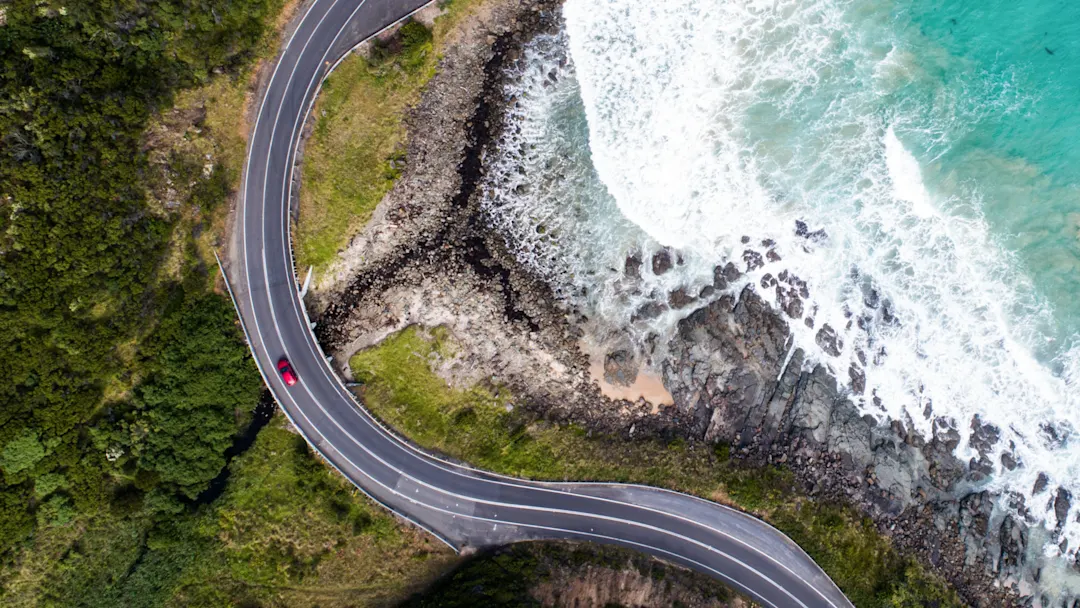 Australiens Great Ocean Road mit einem Auto aus der Luft gesehen