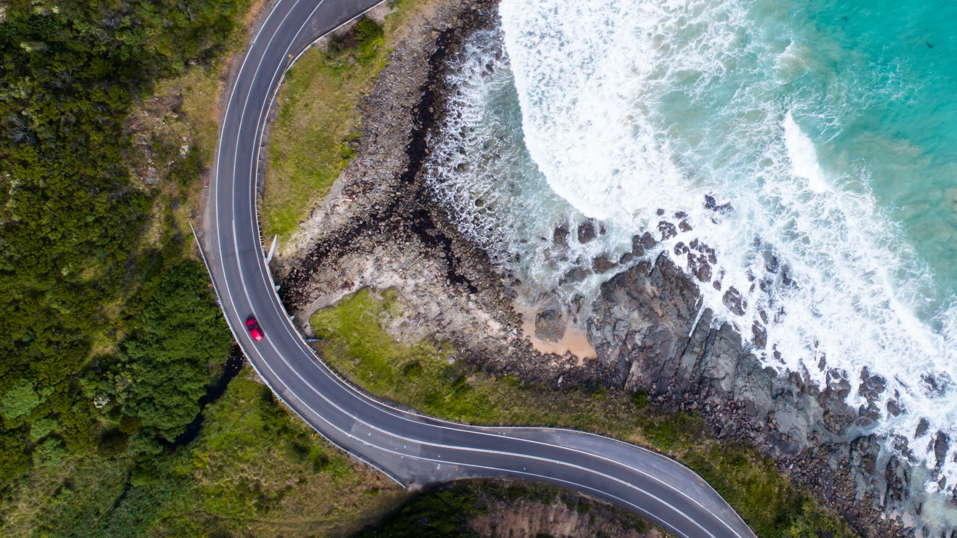 Australiens Great Ocean Road mit einem Auto aus der Luft gesehen