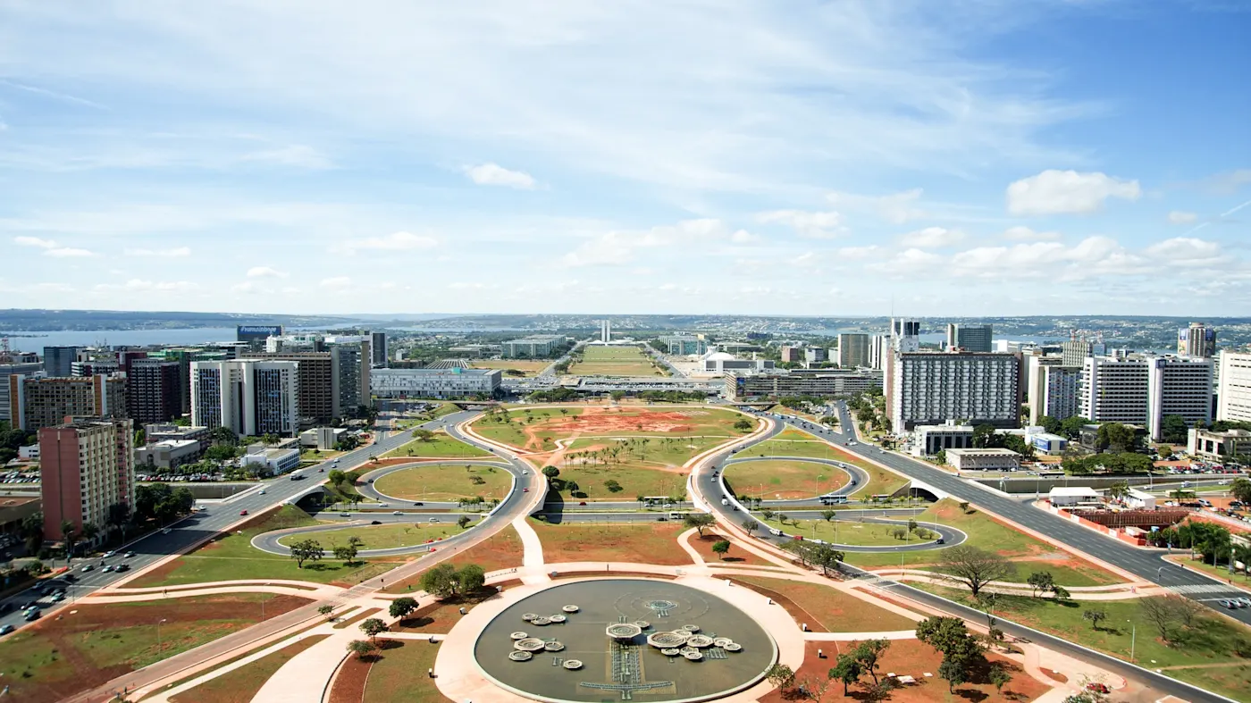 Brasília, Distrito Federal, lufaufnahme, Brasilien Luftaufnahme der geplanten Stadt Brasília mit symmetrischen Straßen und Grünflächen. Brasília, Distrito Federal, Brasilien.