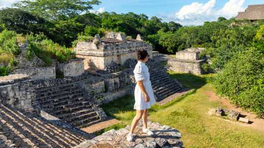 Une touriste visite des ruines mayas dans le Yucatán, Mexique