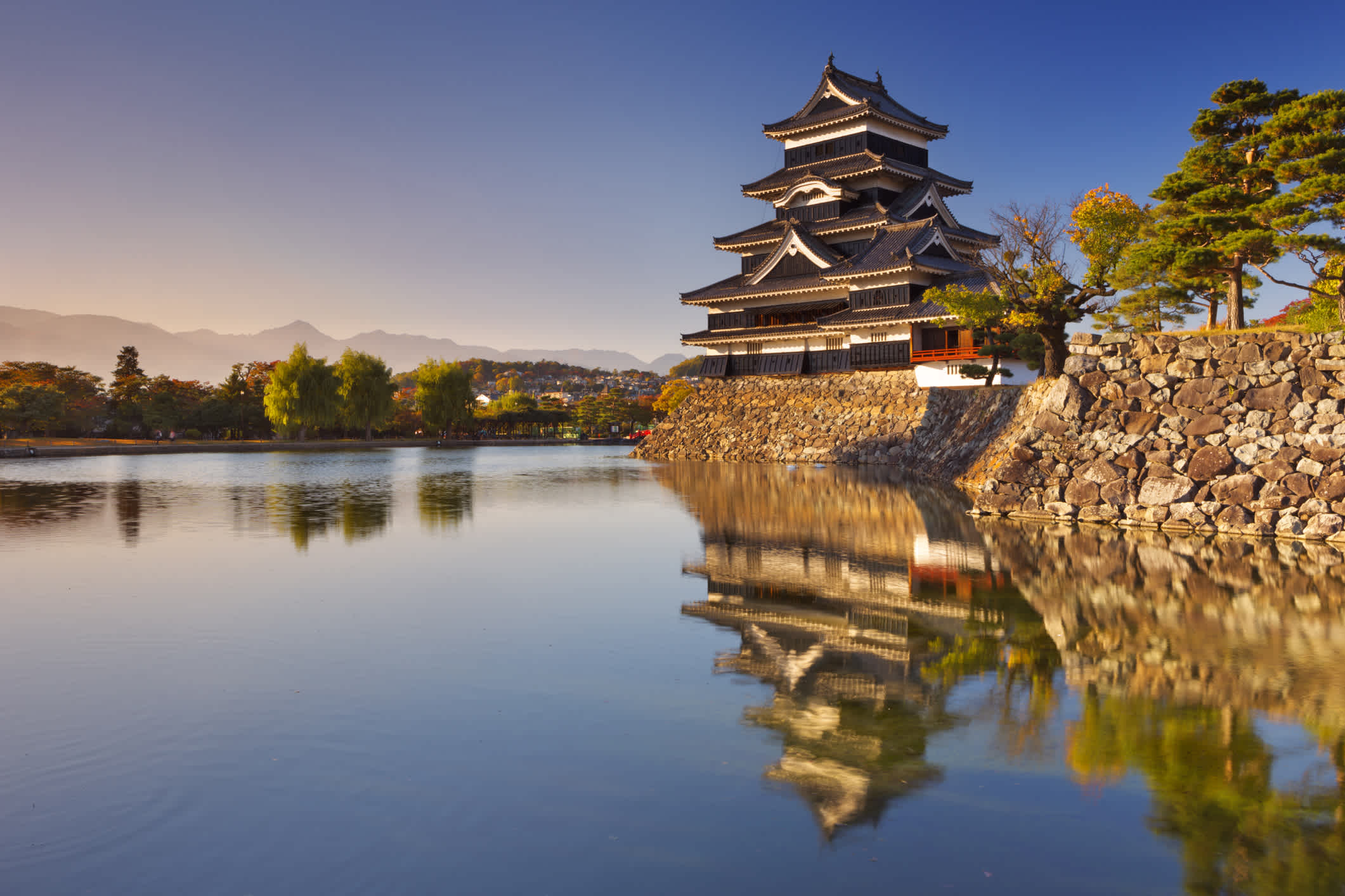 Matsumoto wurde im 16. Jahrhundert fertiggestellt und ist die älteste Burg Japans
