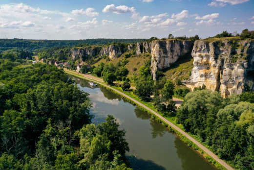 Luftaufnahme des Saussois-Felsens und des Kanals im Naturpark Morvan, Burgund, Frankreich.
