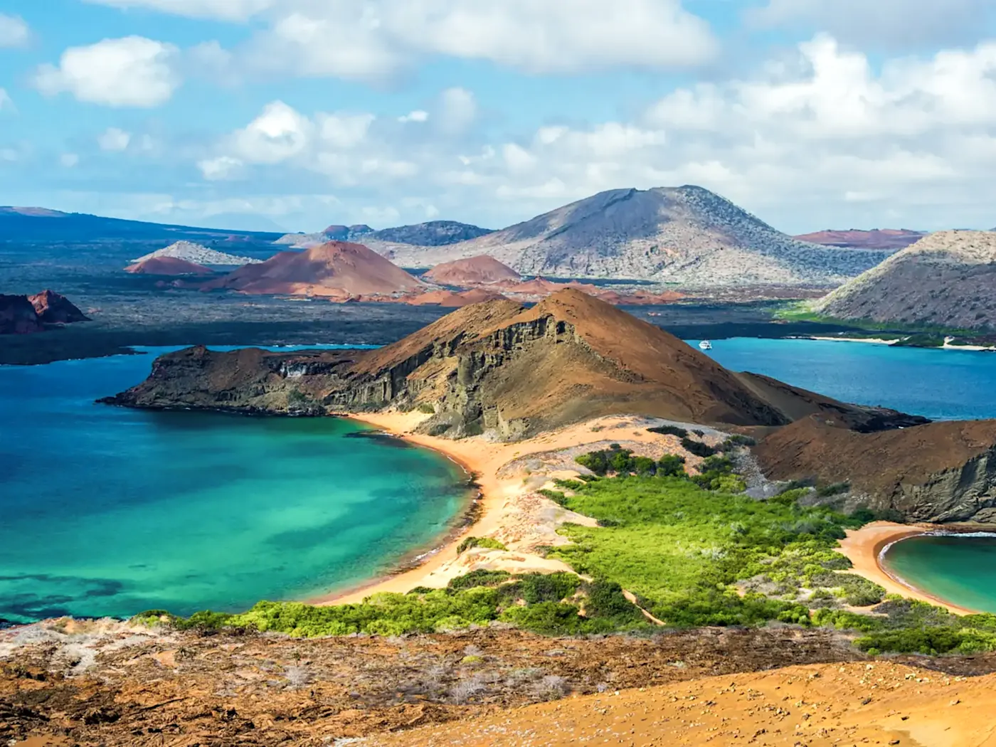 Ecuador, Galápagos, Bartolomé Vulkanische Landschaft mit türkisblauen Buchten und Stränden. Bartolomé, Galápagos, Ecuador.