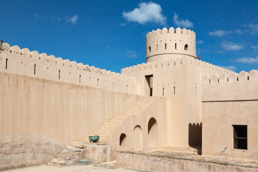 Mauern, Treppen und Turm der Festung Sunaysilah in der Stadt Sur, Oman.