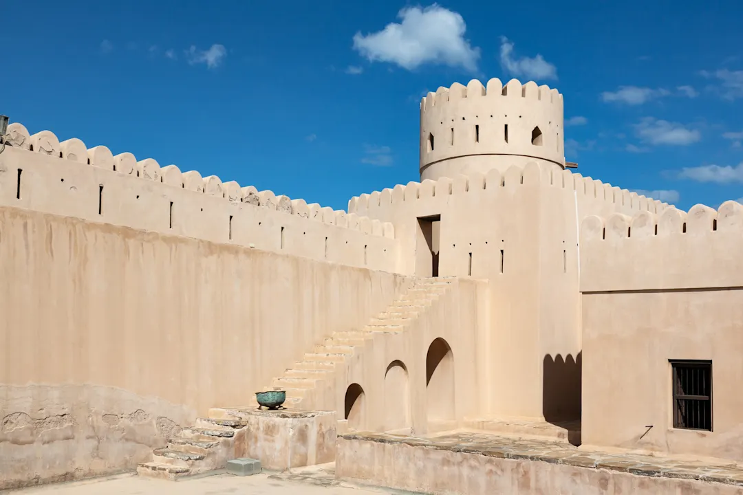 Oman, Sur Mauern, Treppen und Turm der Festung Sunaysilah in der Stadt Sur, Oman.