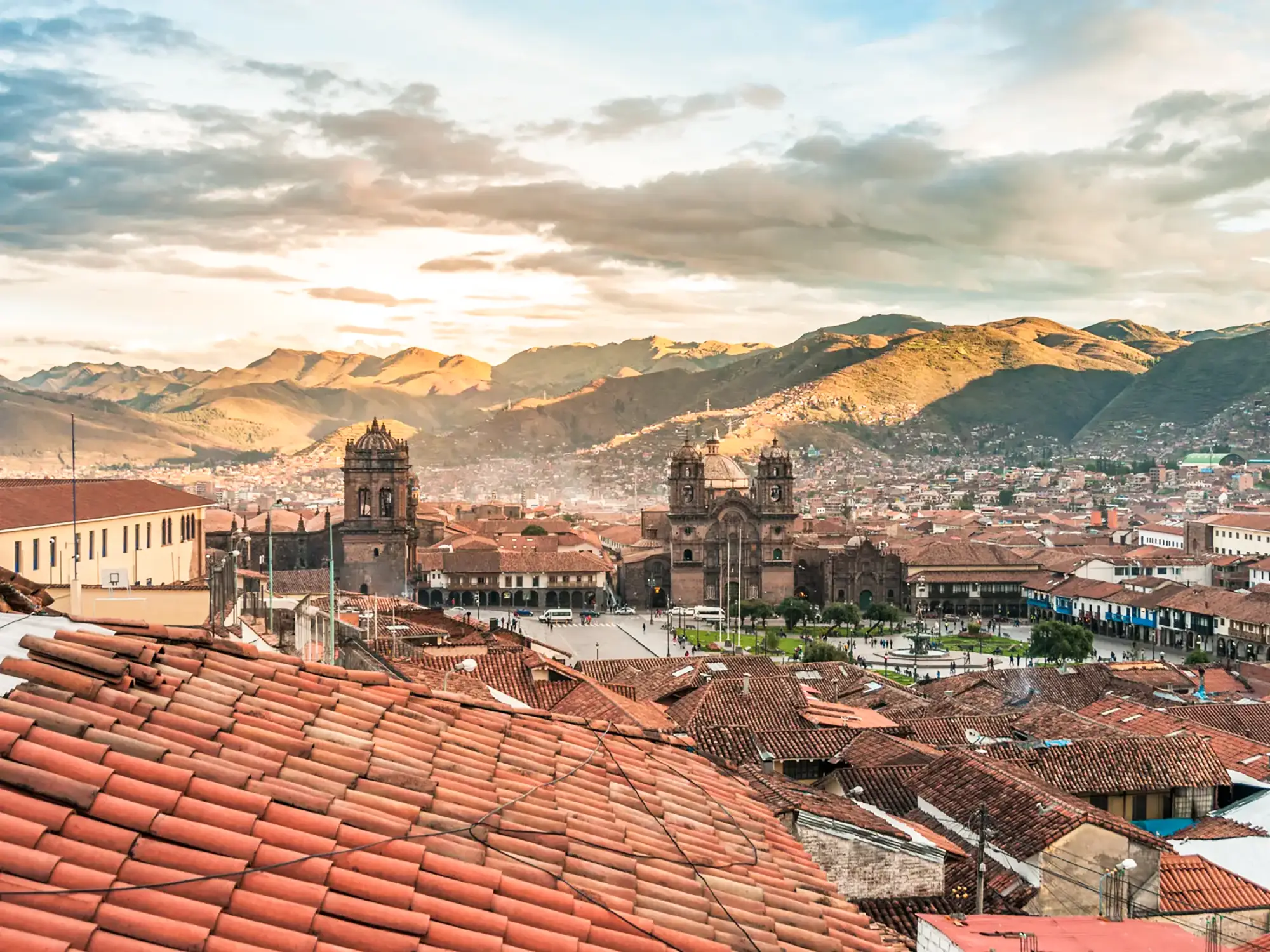 Blick über die Dächer von Cusco mit der Kathedrale und Anden im Hintergrund. Cusco, Cusco, Peru.
