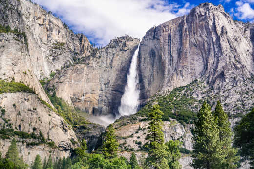Vue sur Yosemite Falls depuis la vallée de Yosemite, parc national de Yosemite, Californie