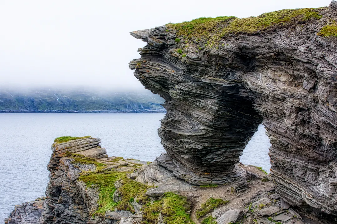 Kirkeporten Felsformation in Skarsvåg, Nordkapp, Norwegen