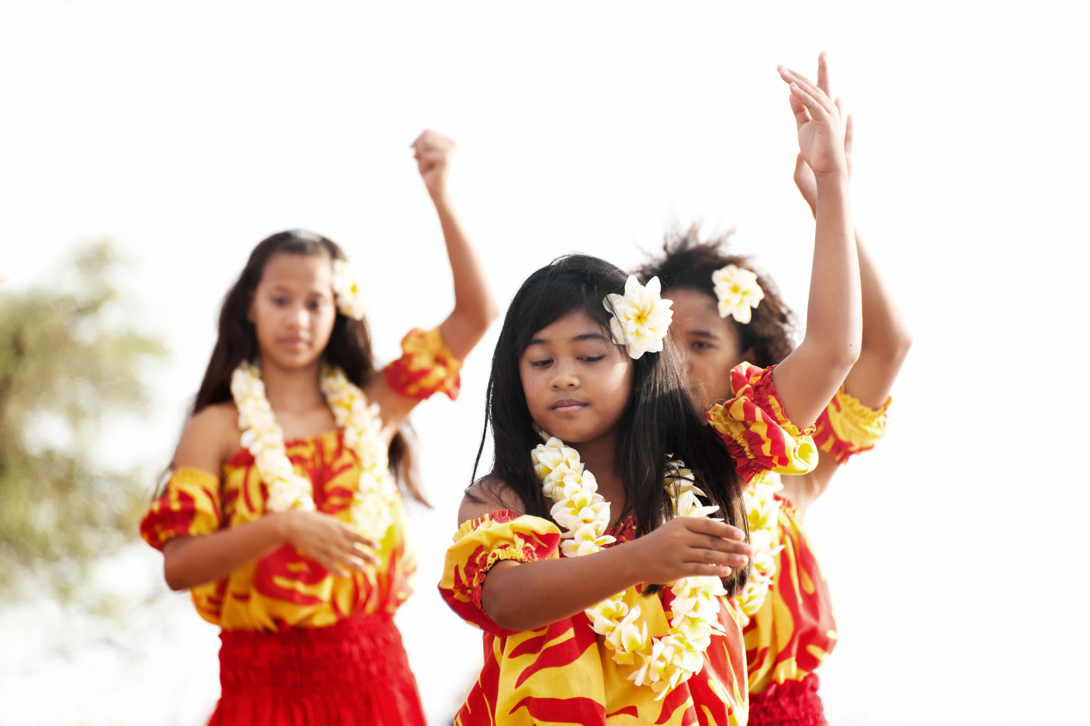 Drei Mädchen tanzen Hula