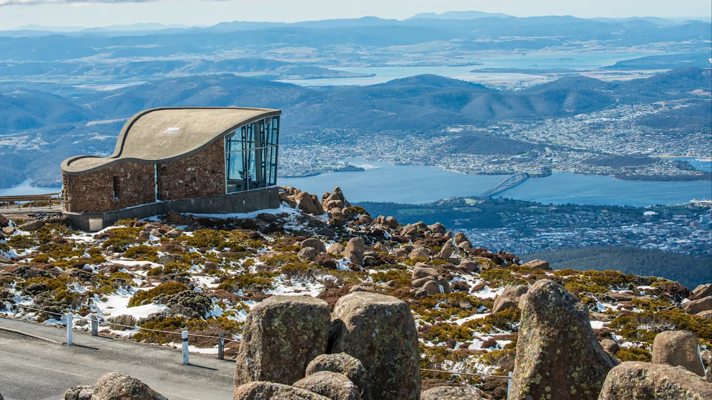 Hobart, Mount Wellington, Australien Panoramablick von der Spitze des Mount Wellington mit schneebedeckten Felsen und Aussicht auf Hobart. Hobart, Tasmanien, Australien.