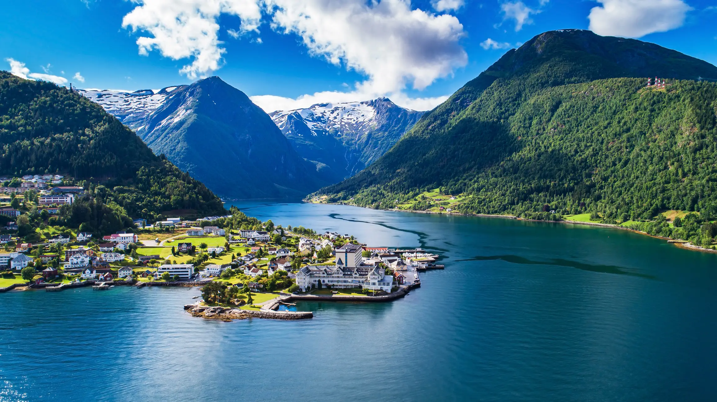 Blick auf den Ort Balestrand und den Fjord mit den satt-grünen Hügeln