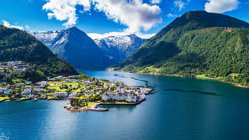 Norwegen, Balestrand, Fjord Blick auf den Ort Balestrand und den Fjord mit den satt-grünen Hügeln