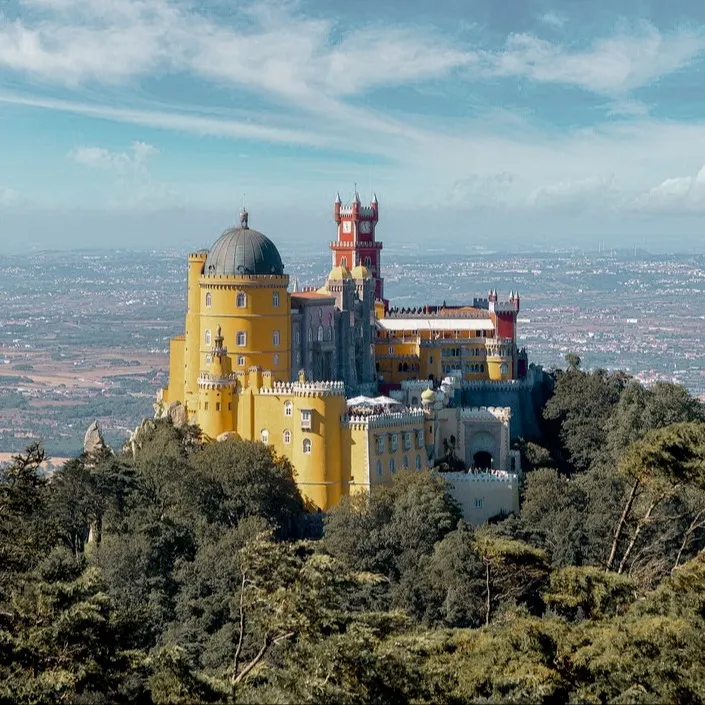Pena-Palast auf Hügel in Sintra, mit bunten Farben und verschiedenen Architekturstilen. Sintra, Portugal.