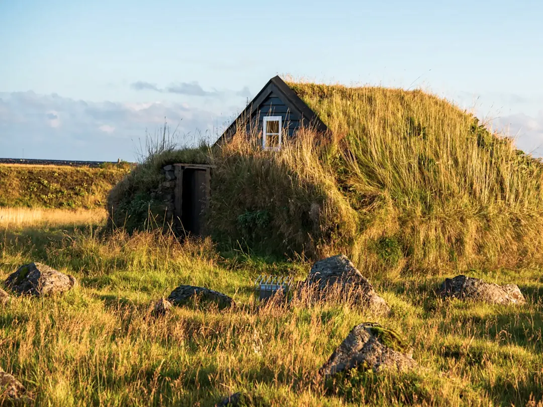 Traditionelles Torfhaus mit grasbewachsenem Dach in ländlicher Umgebung. Reykjanes, Stekkjarkot, Island.