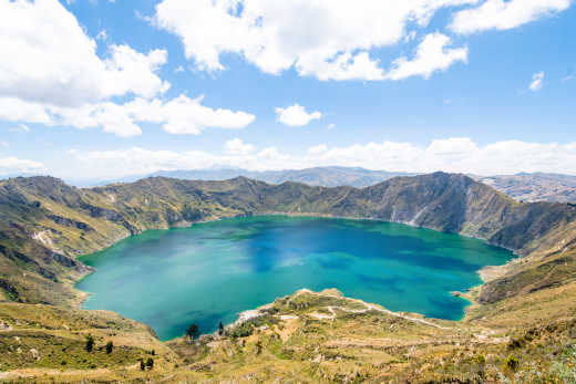 Vue aérienne sur la lagune Quilotoa, en Équateur