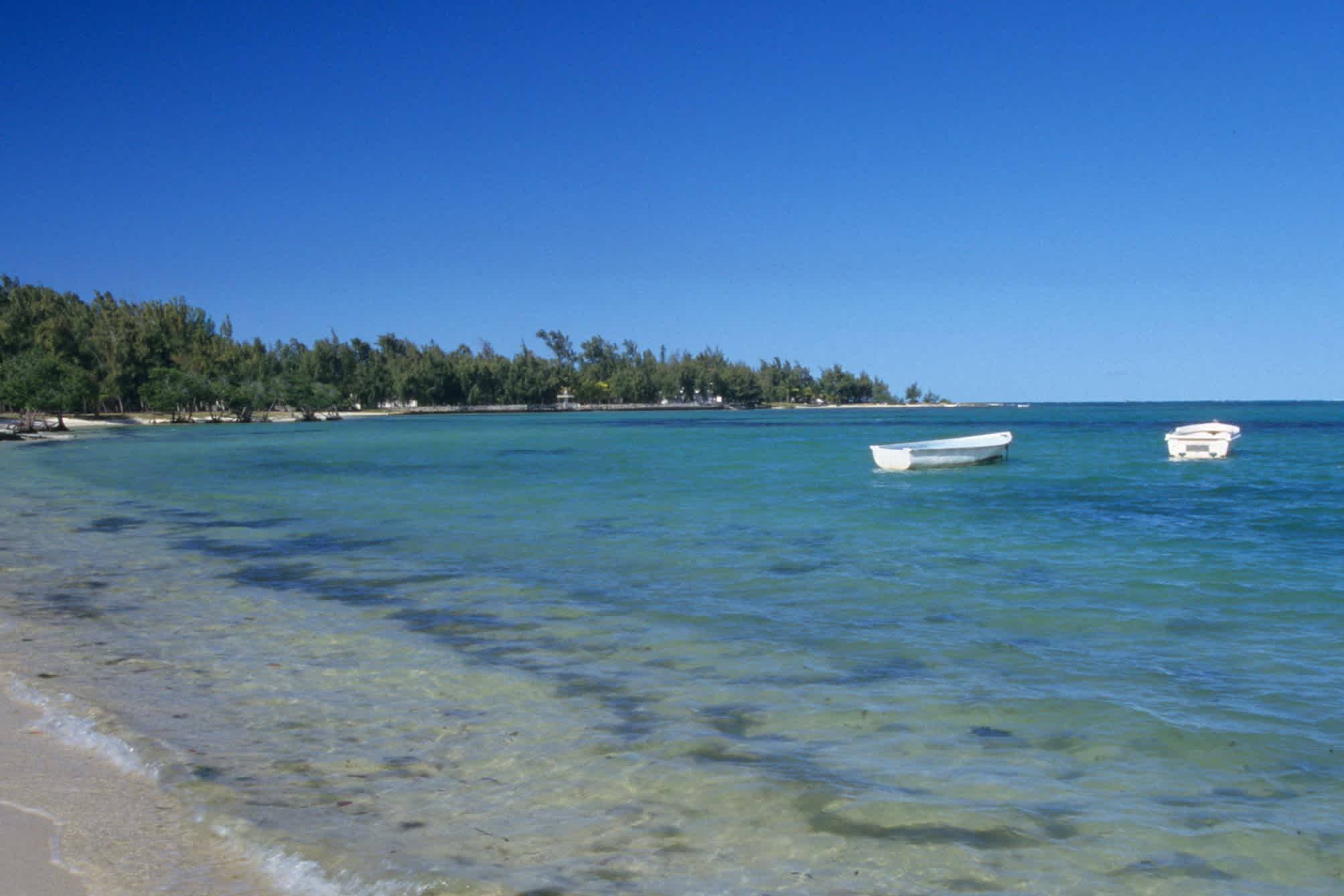 Bateaux sur l'eau cristalline au bord de la plage de Bras d'eau, à l'île Maurice