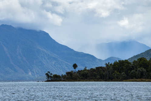 Lake Te Anau und Bergketten im Nebel, Südinsel, Neuseeland.