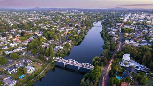 Eine Drohnenaufnahme der Stadt Hamilton in Waikato, Neuseeland.

