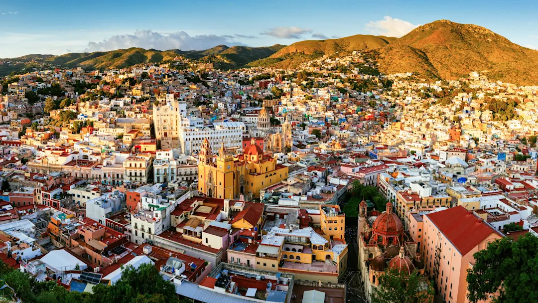 Panoramablick auf die farbenfrohe Stadt Guanajuato mit umliegenden Hügeln. Guanajuato, Guanajuato, Mexiko.