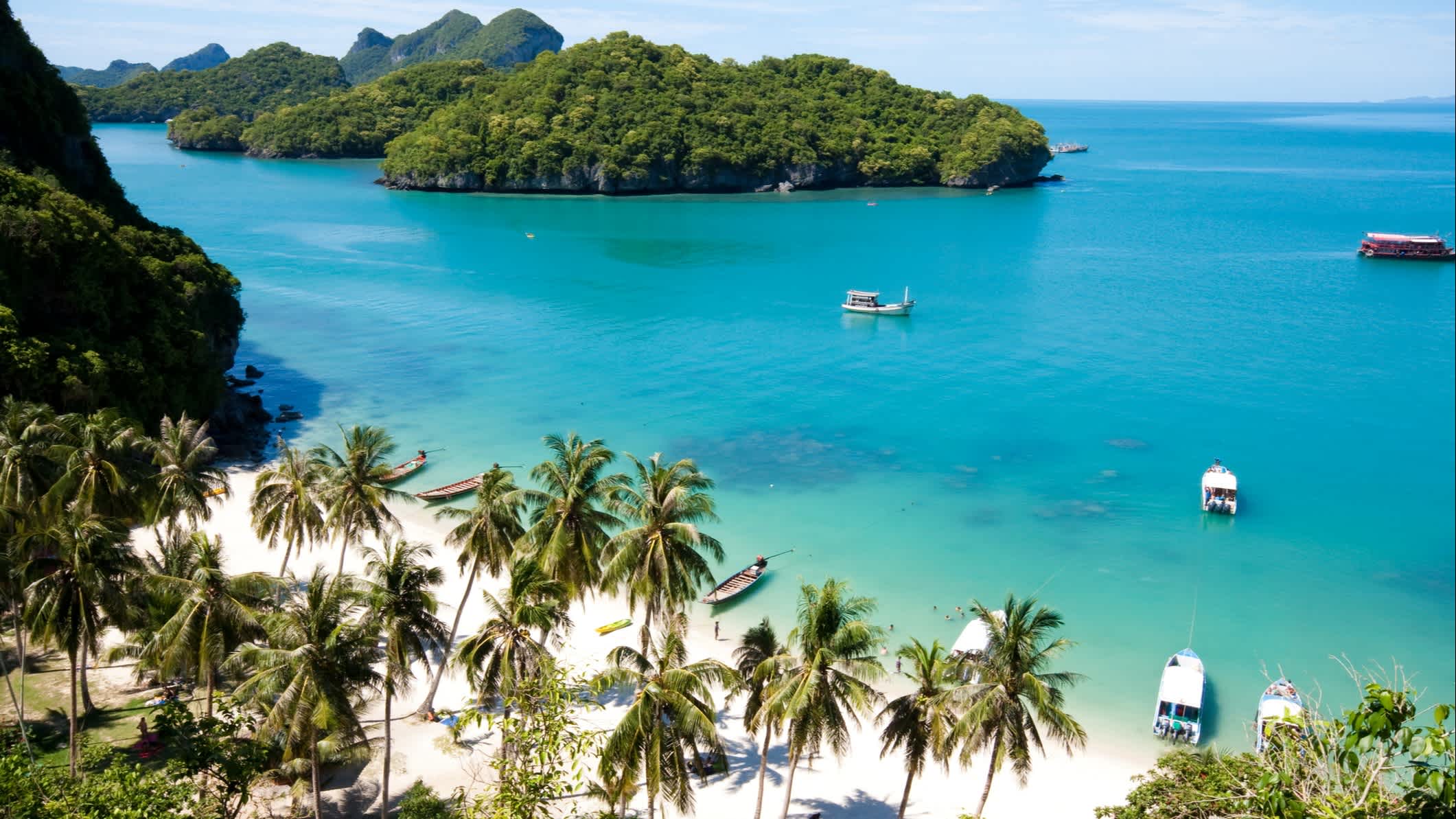 Vue aérienne d'une magnifique plage paradisiaque dans le parc national d'Anthong, en Thaïlande