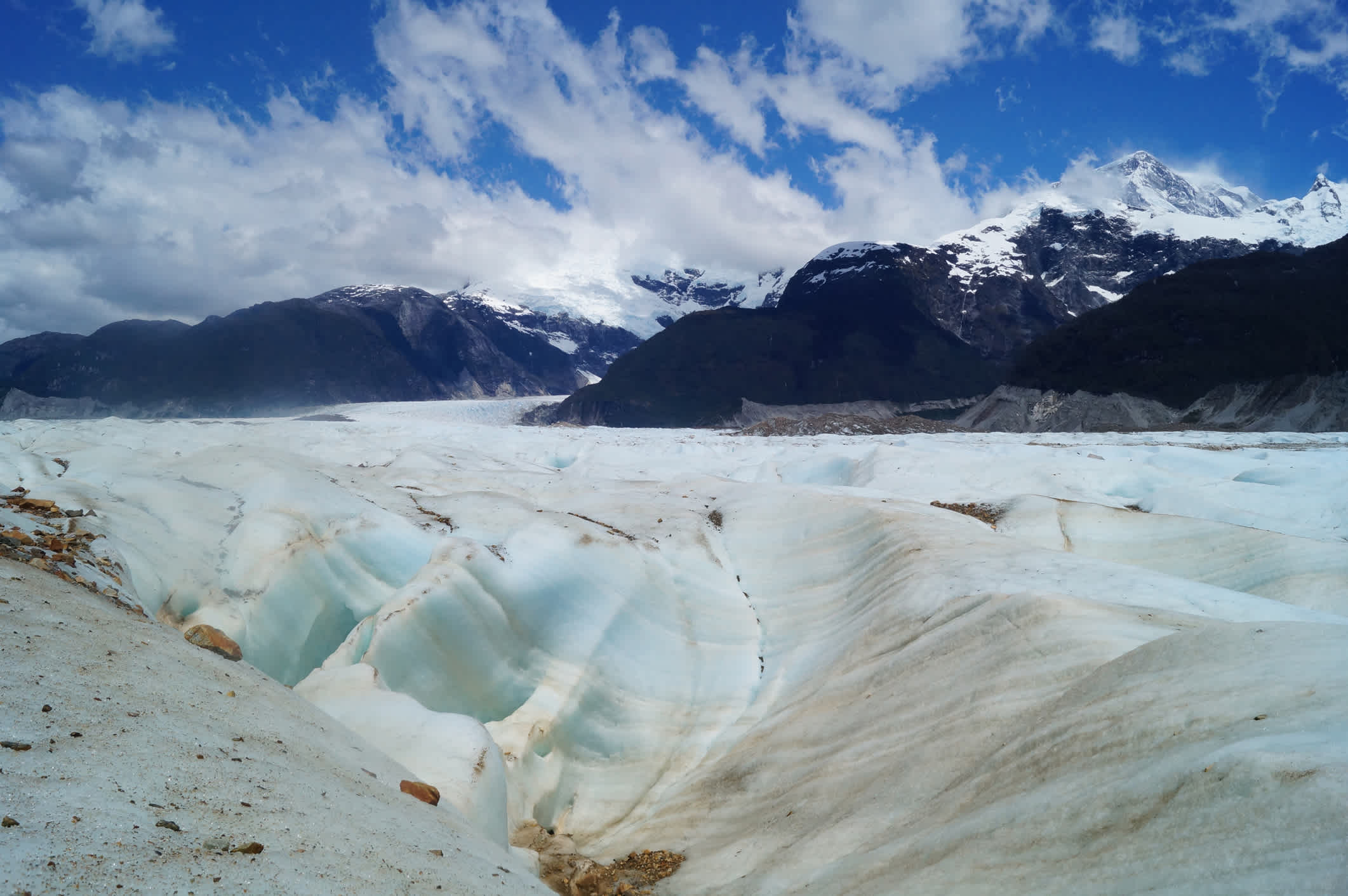 Eine Landschaft der Patagonien auf einem Gletscher mit Bergen im Hintergrund, Chile.