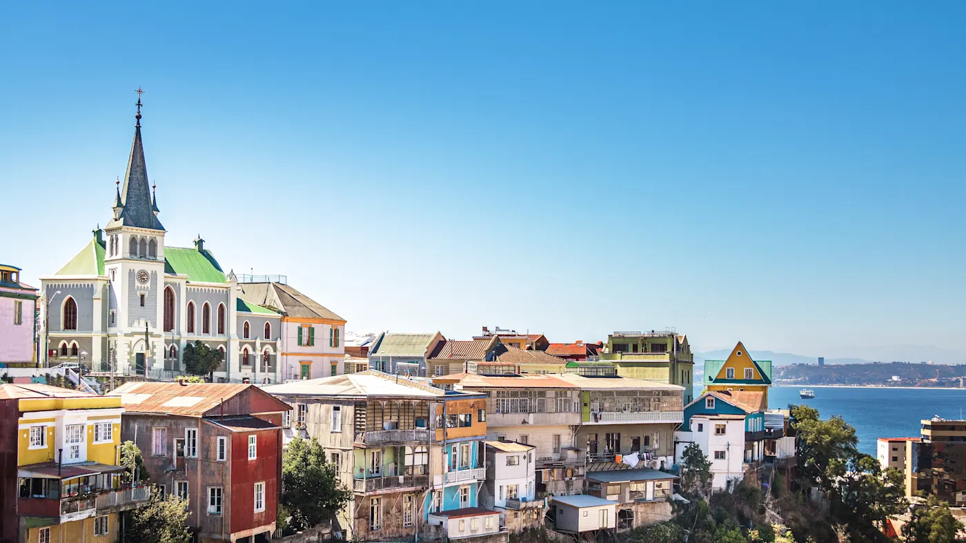 Valparaíso, Región de Valparaíso, Chile Bunte Häuser auf einem Hügel mit Blick auf das Meer. Valparaíso, Región de Valparaíso, Chile.