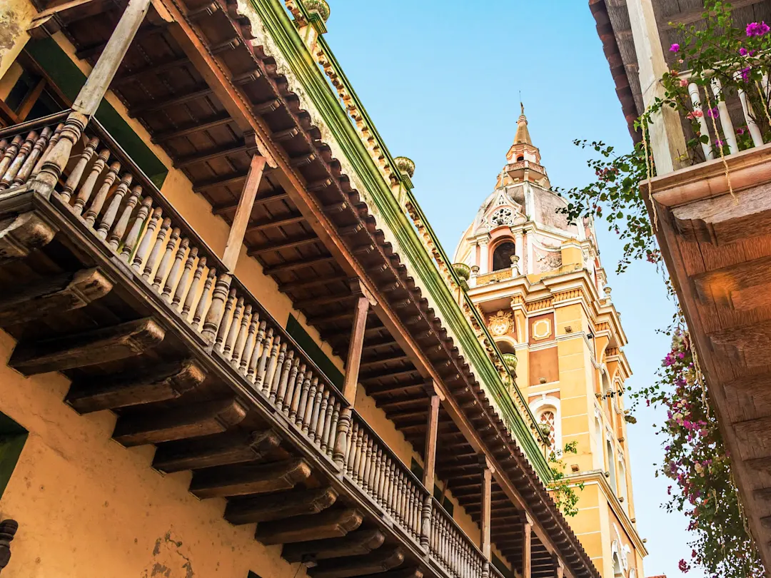 Kolumbien, Bolívar, Cartagena Historischer Balkon mit einer Kathedrale im Hintergrund. Cartagena, Bolívar, Kolumbien.
