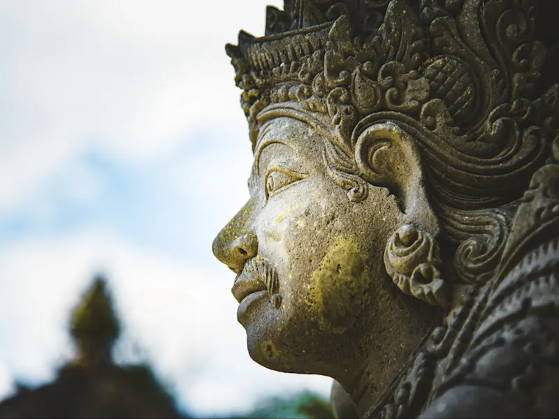 Seminyak, Bali, Indonesien Detailaufnahme einer steinernen Buddha-Statue mit kunstvollen Verzierungen. Seminyak, Bali, Indonesien.