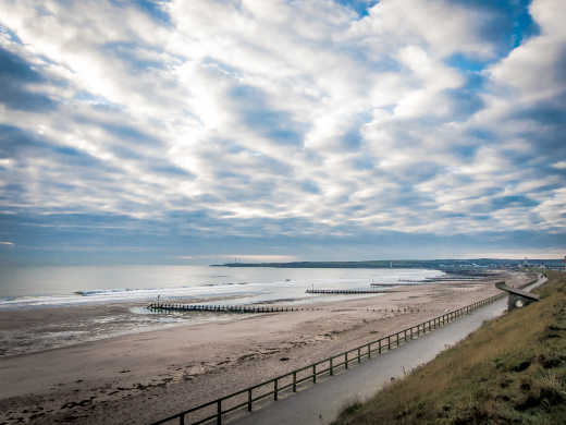 Bewölkter Himmel über dem Strand von Aberdeen