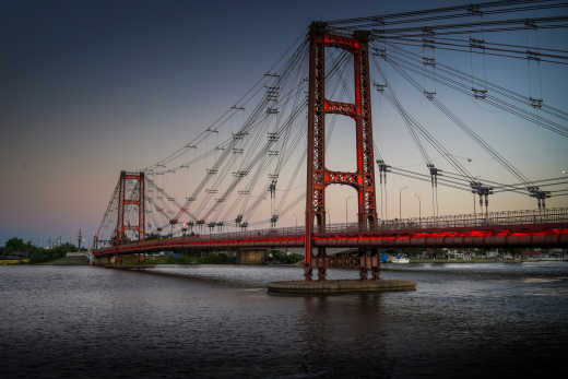 Schöne Brücke "Puente Colgante Marcial Candioti" über den Fluss Santa Fe in Argentinien