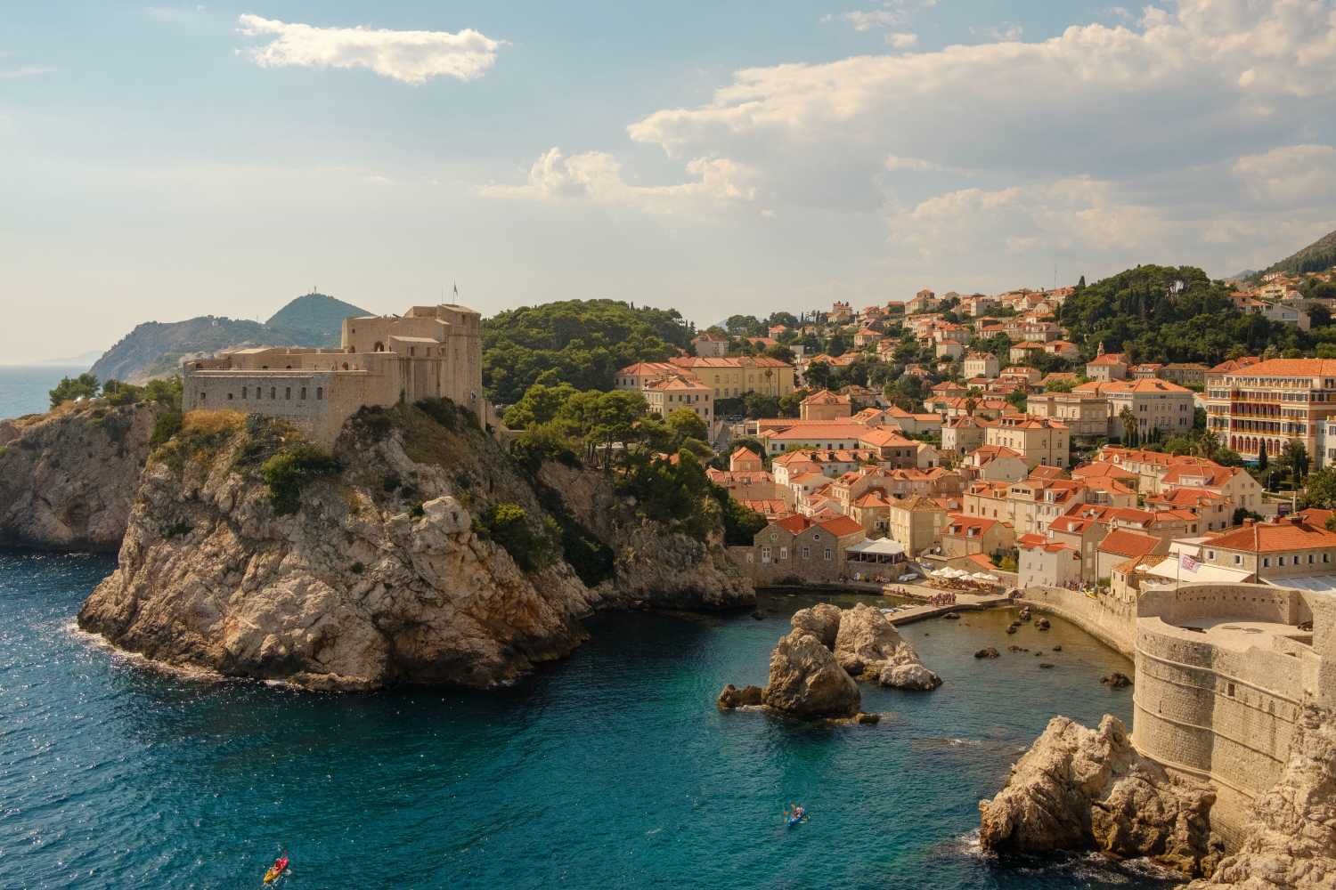 Faites un séjour à Dubrovnik et découvrez les magnifiques remparts de la ville.
