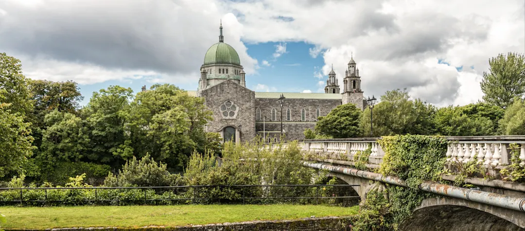 Galway, Irland Brücke und Kathredrale im Hintergrund, Galway, Irland.