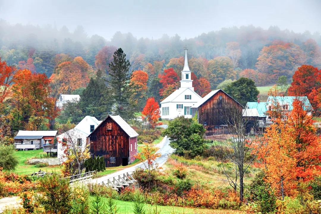 Nebeliges Herbstlaub auf dem Land in Vermont