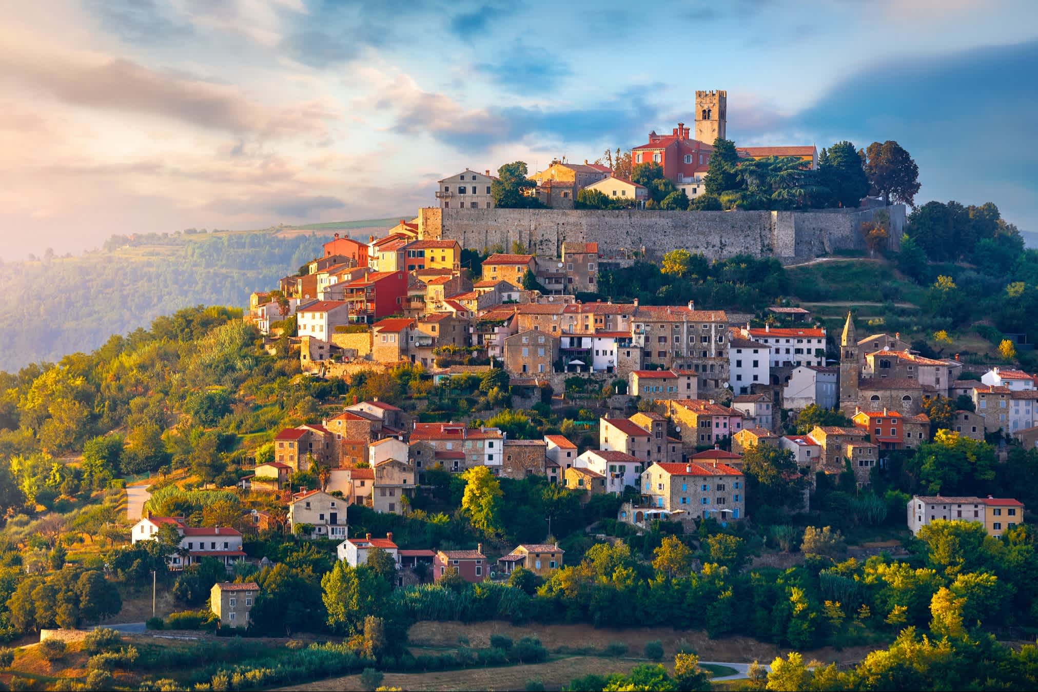 Das Panorama der Stadt Motovun in Istrien, Kroatien.