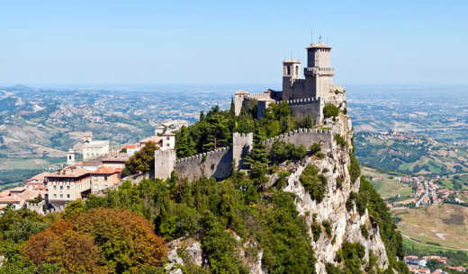 Bewundern Sie bei Ihrem Ausflug nach Rimini die Stadt San Marino vom Gipfel des Monte Titano aus.