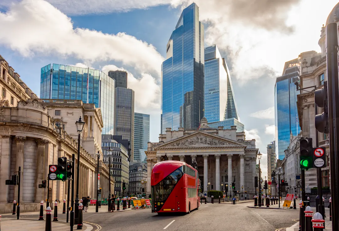 Royal Exchange-Gebäude und Wolkenkratzer in City of London, Großbritannien