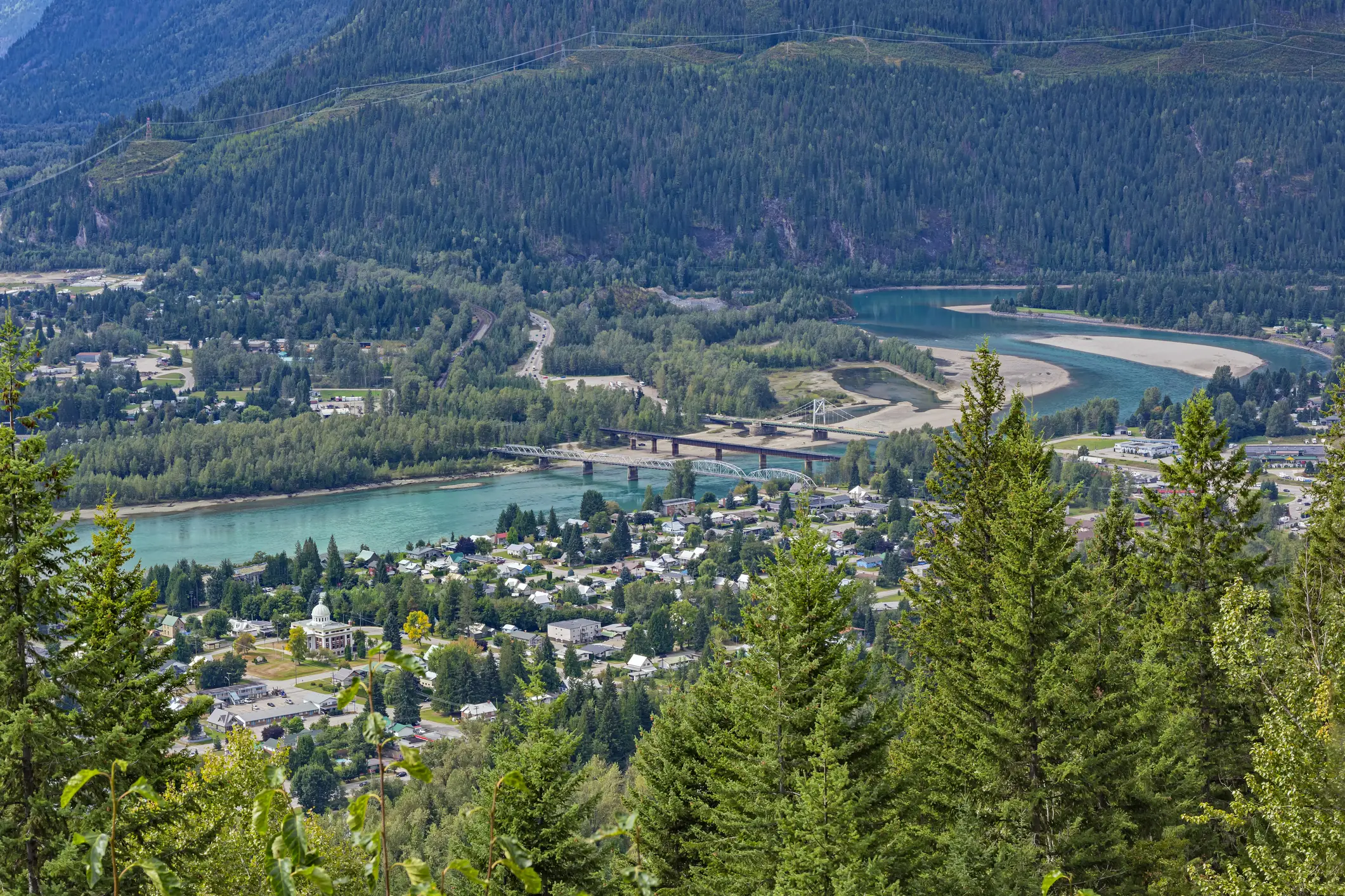 Revelstoke Townsite und der Columbia River in British Columbia in Kanada.

