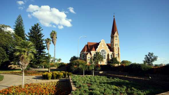 Prise de vue de la célèbre église Christ Church depuis le parc Tintenpalast, que les visiteurs pourront découvrir pendant leur séjour à Windhoek.