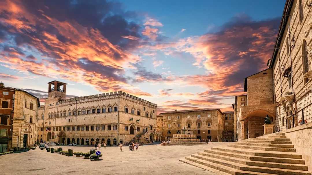 Historischer Platz mit dem Palazzo dei Priori und der Fontana Maggiore, Perugia, Umbrien, Italien.
