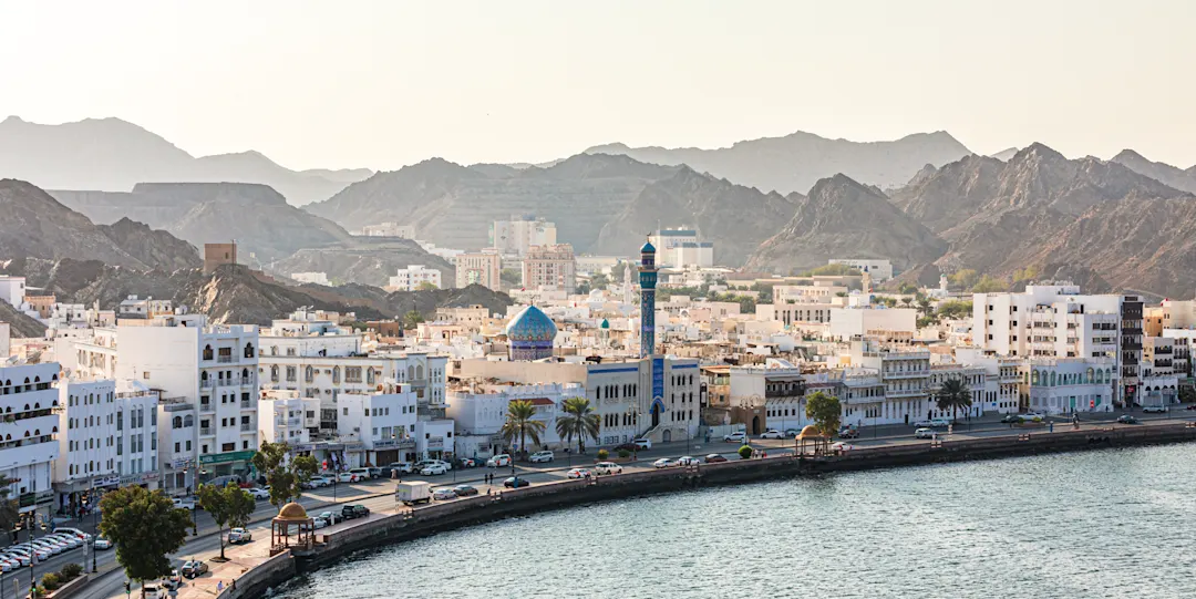 Ein Panoramafoto von Maskat im Oman.