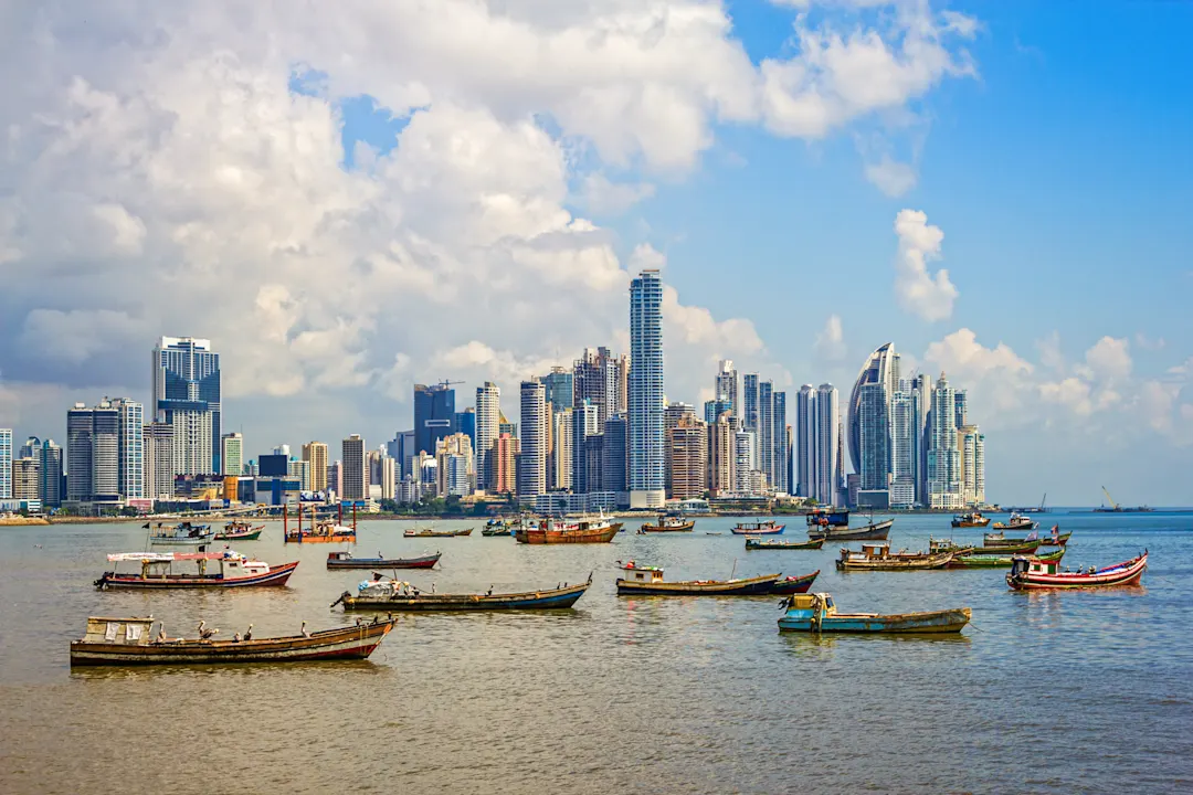 Hafen von Panama-Stadt mit Booten und Skyline im Hintergrund, Panama