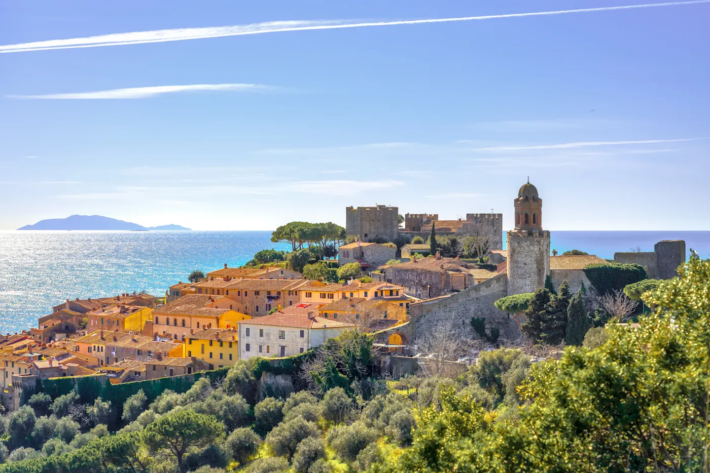 Castiglione della Pescaia, Altstadt und Meer im Hintergrund.