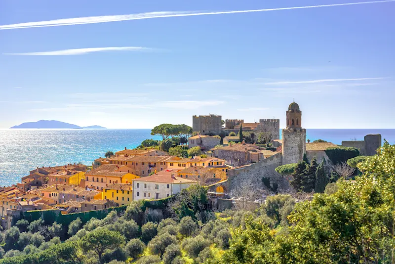 Castiglione della Pescaia, Altstadt und Meer im Hintergrund.